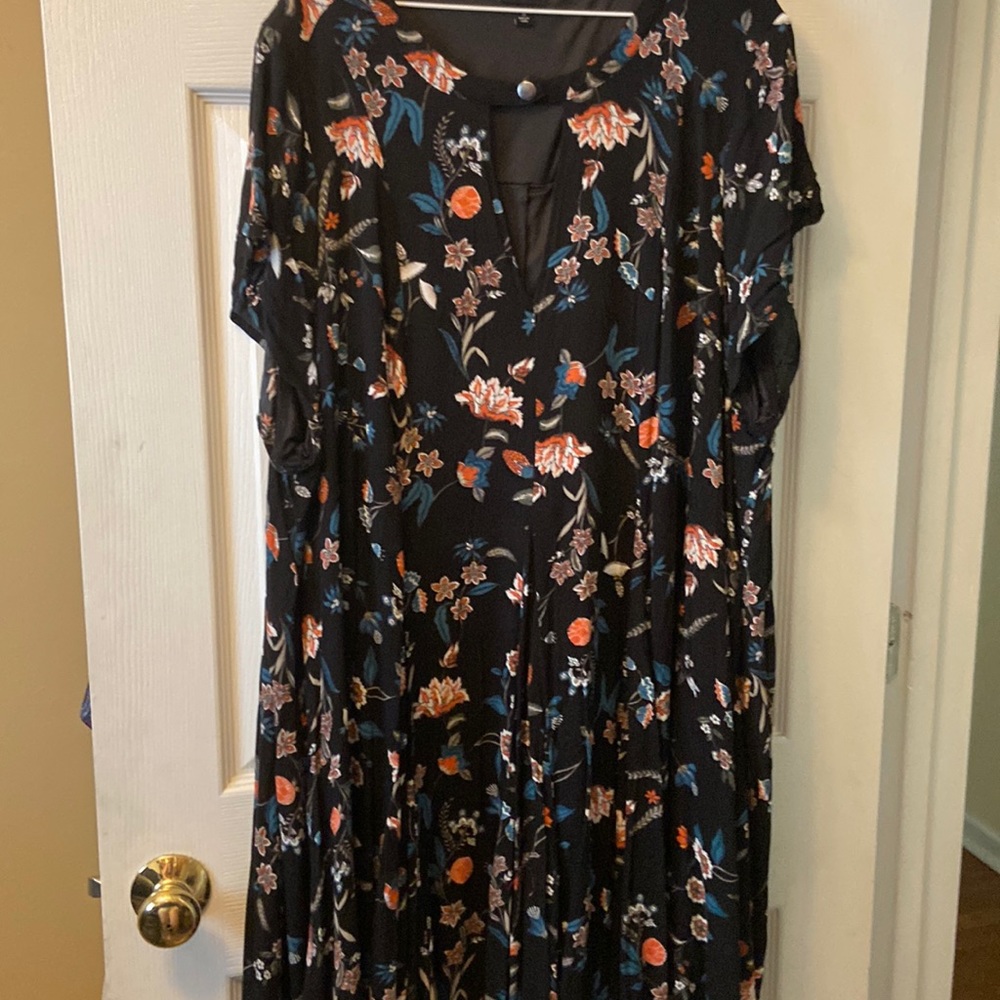 TORRID Black FLORAL S/ S Lined DRESS ~ Size 5 / 5X / 28
